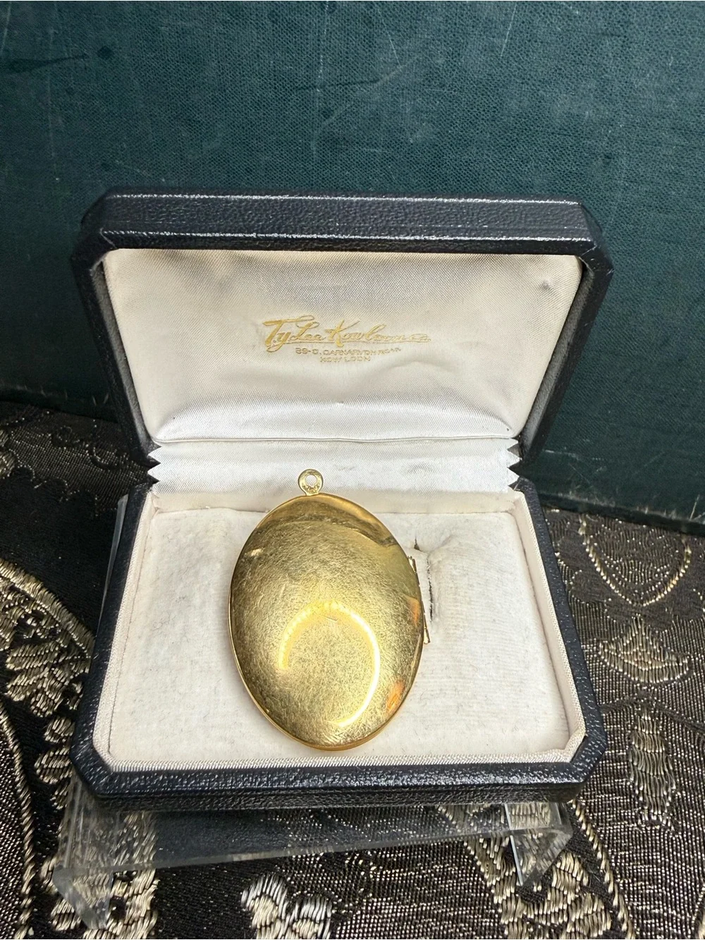 VTG Gold Tone Oval Locket Pendant - Unbranded